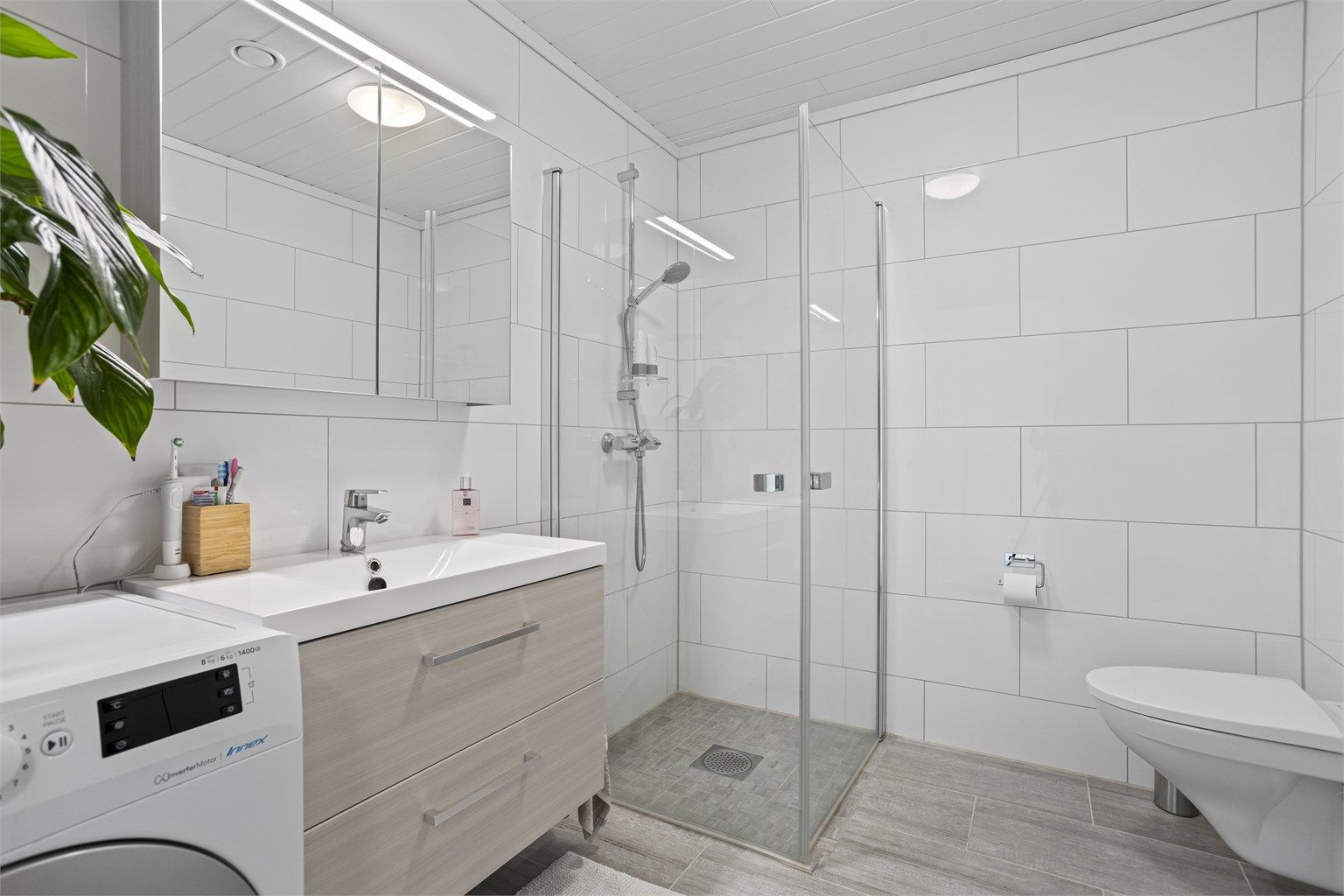 Badet er helfliset og har gulvvarme for ekstra komfort.