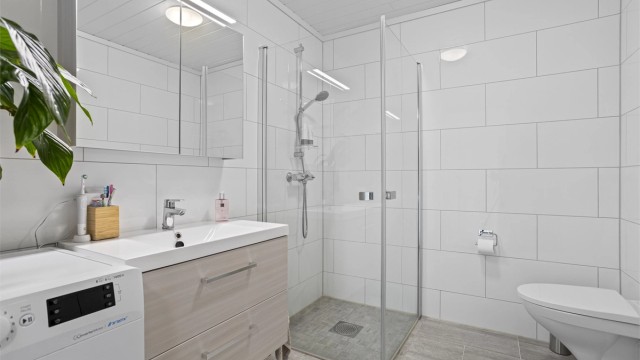 Badet er helfliset og har gulvvarme for ekstra komfort.