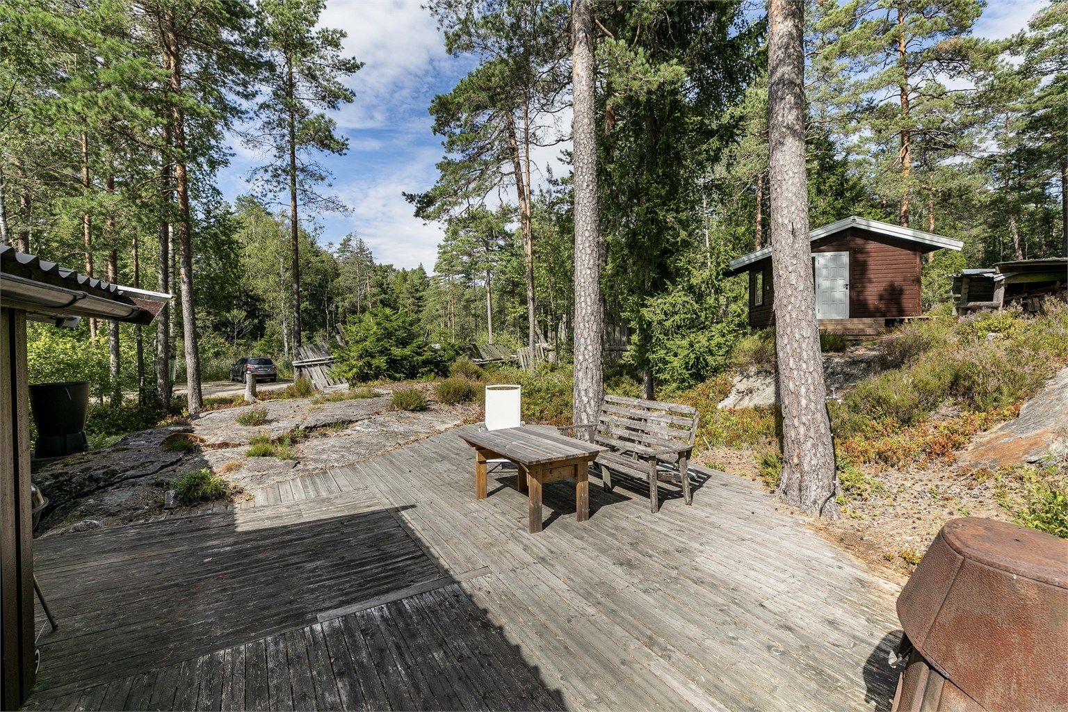 Sommerstid er det sol rundt hytta det meste av dagen.