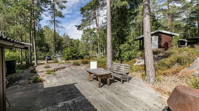 Sommerstid er det sol rundt hytta det meste av dagen.