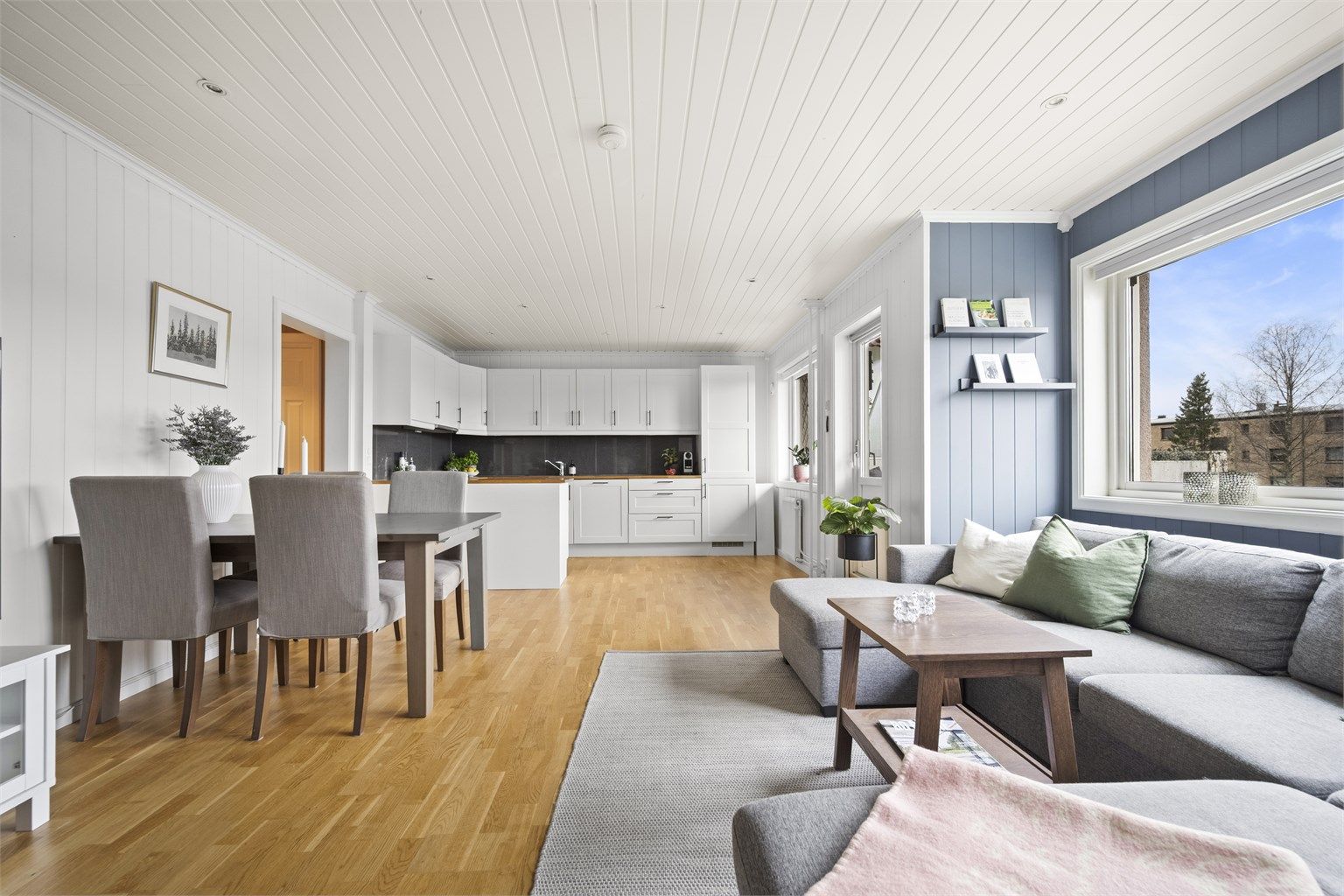 Hovedrommet er svært romslig og det er god plass til både sofagruppe, tv-møblement og spiseplass.