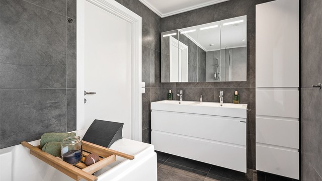 Badet i første etasje ble oppgradert i 2017 med nye fliser og innredninger.