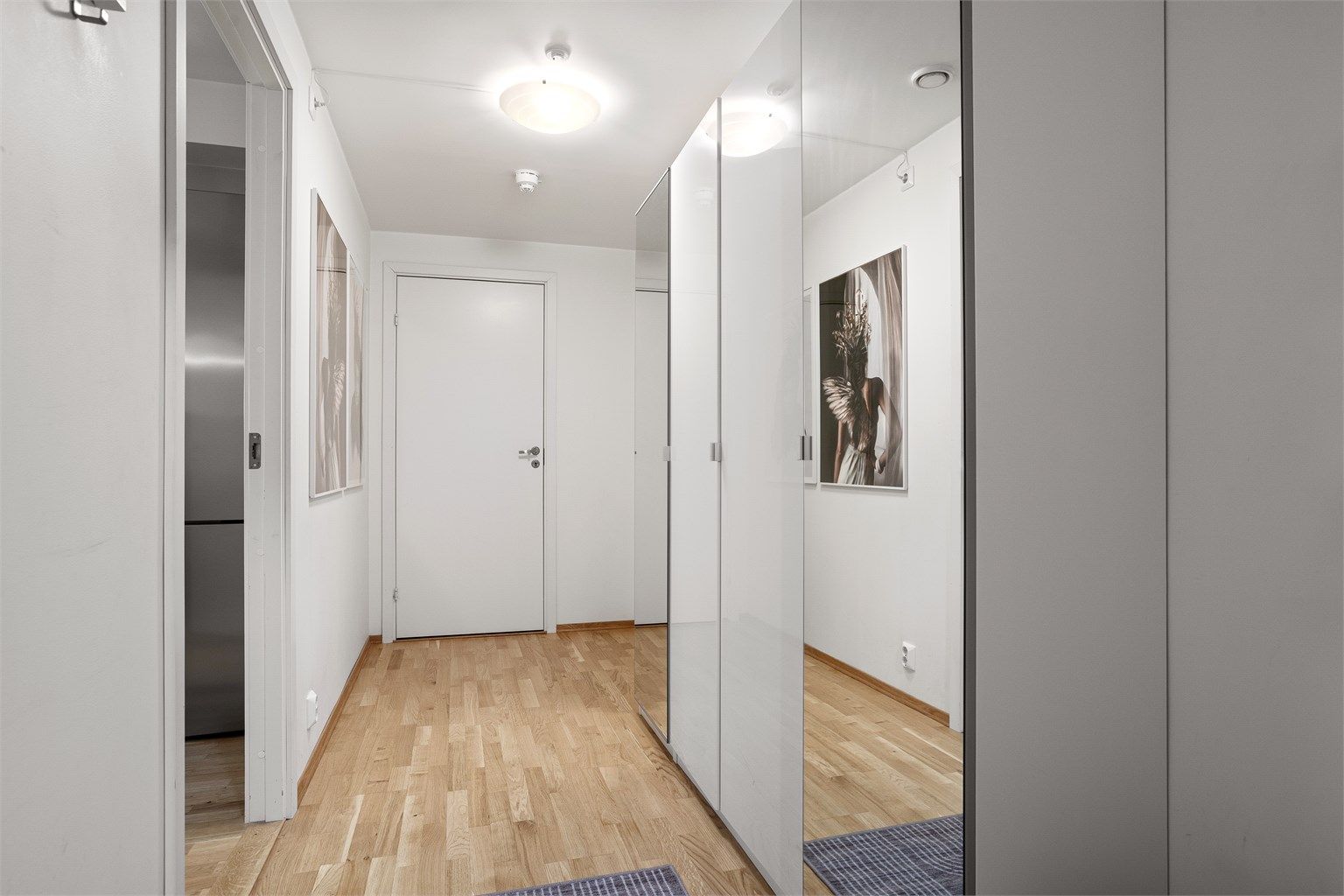 Entré (ca. 6,3 kvm): Innbydende gang med garderobeskap med speilfronter. 