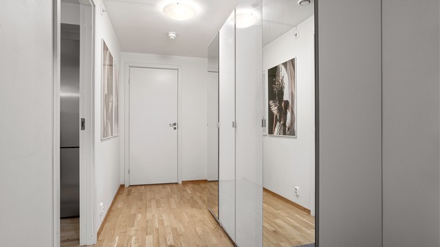 Entré (ca. 6,3 kvm): Innbydende gang med garderobeskap med speilfronter.