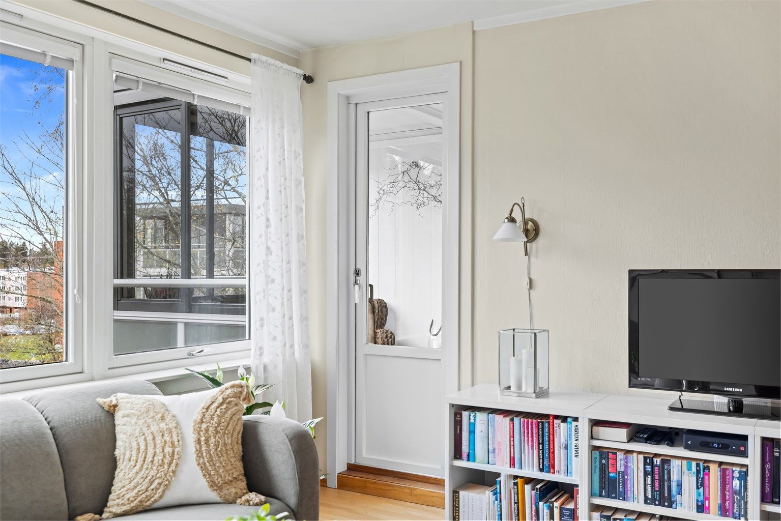 Fra stuen er det direkte utgang til den innglassede balkongen