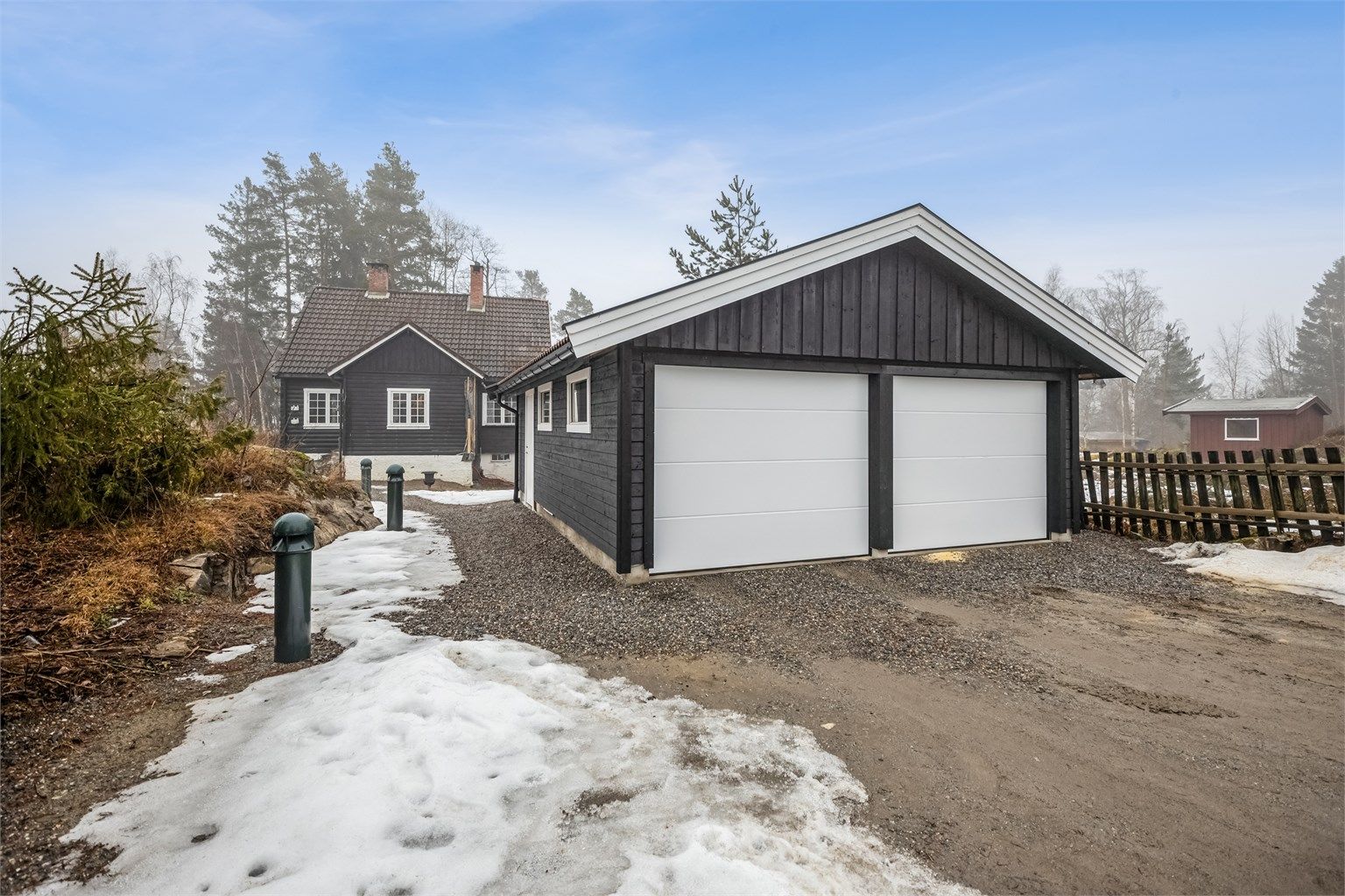 Eiendommen er pent opparbeidet med gressplen, trær, prydbusker og diverse beplantning. 