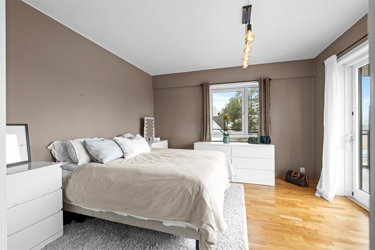 Soverommet har god plass til dobbeltseng og oppbevaringsmøbler.