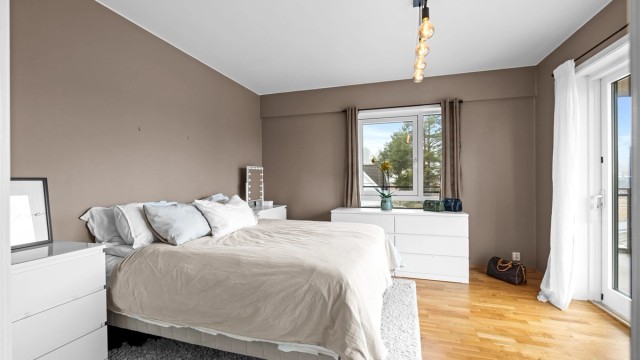 Soverommet har god plass til dobbeltseng og oppbevaringsmøbler.