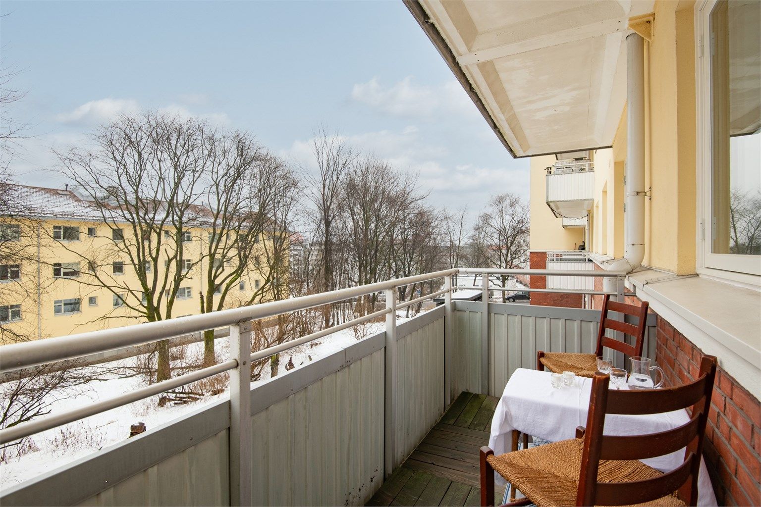 Leiligheten har en koselig balkong som i sin helhet vender mot rolige fellesområder. 