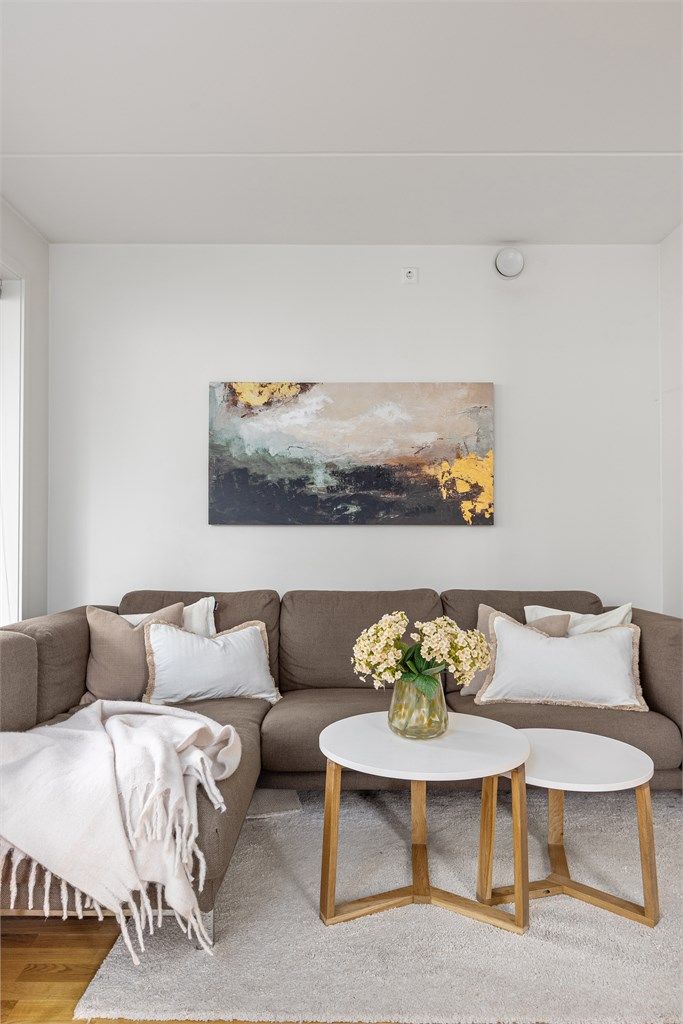 Rommet har en fleksibel utforming med god plass til en romslig sofagruppe.