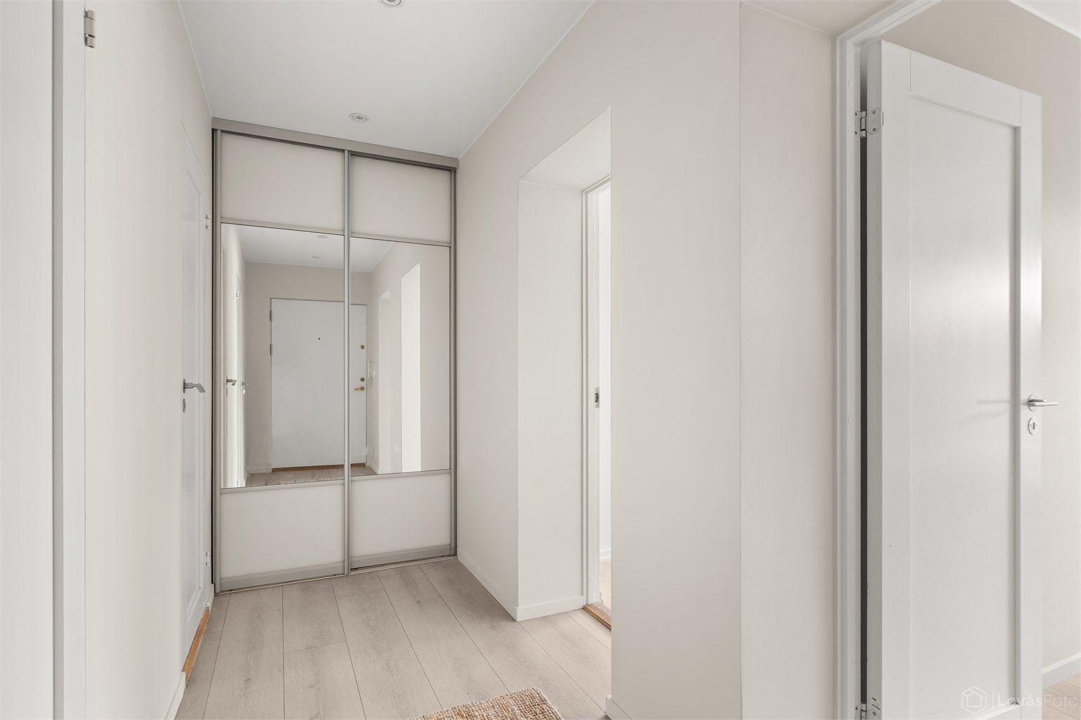 Entré med gulvvarme og plass til yttertøy i en romslig skyvedørsgarderobe.