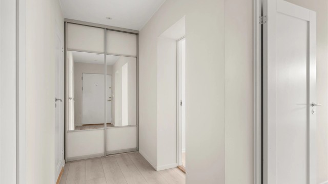 Entré med gulvvarme og plass til yttertøy i en romslig skyvedørsgarderobe.