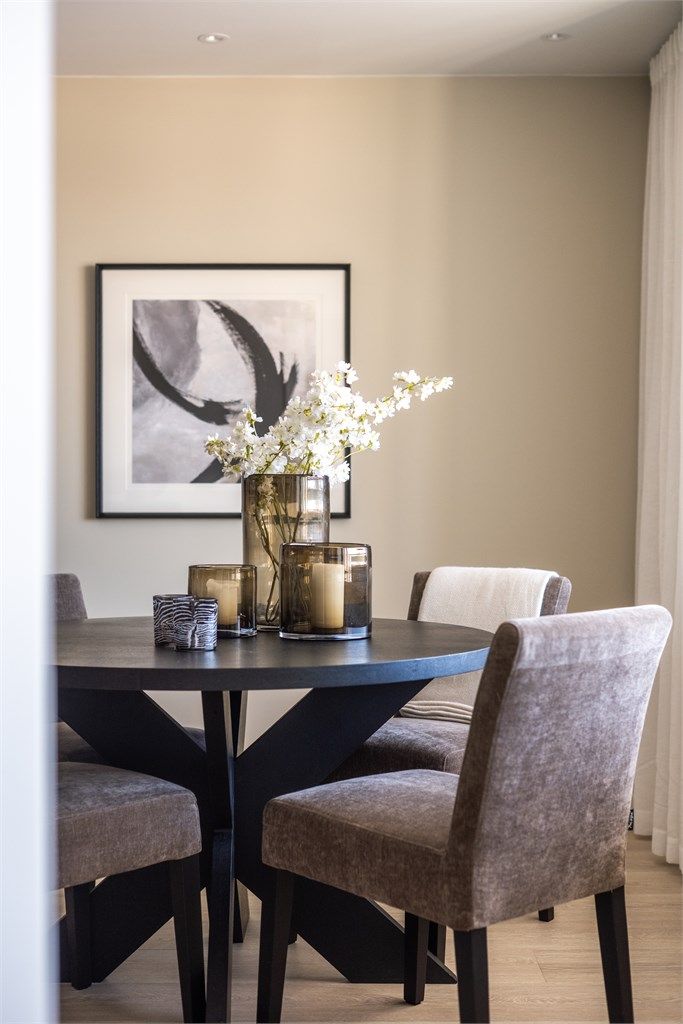 Detaljene er ivaretatt med profilerte innerdører og enhetlig materialbruk.