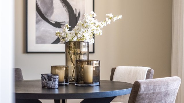 Detaljene er ivaretatt med profilerte innerdører og enhetlig materialbruk.