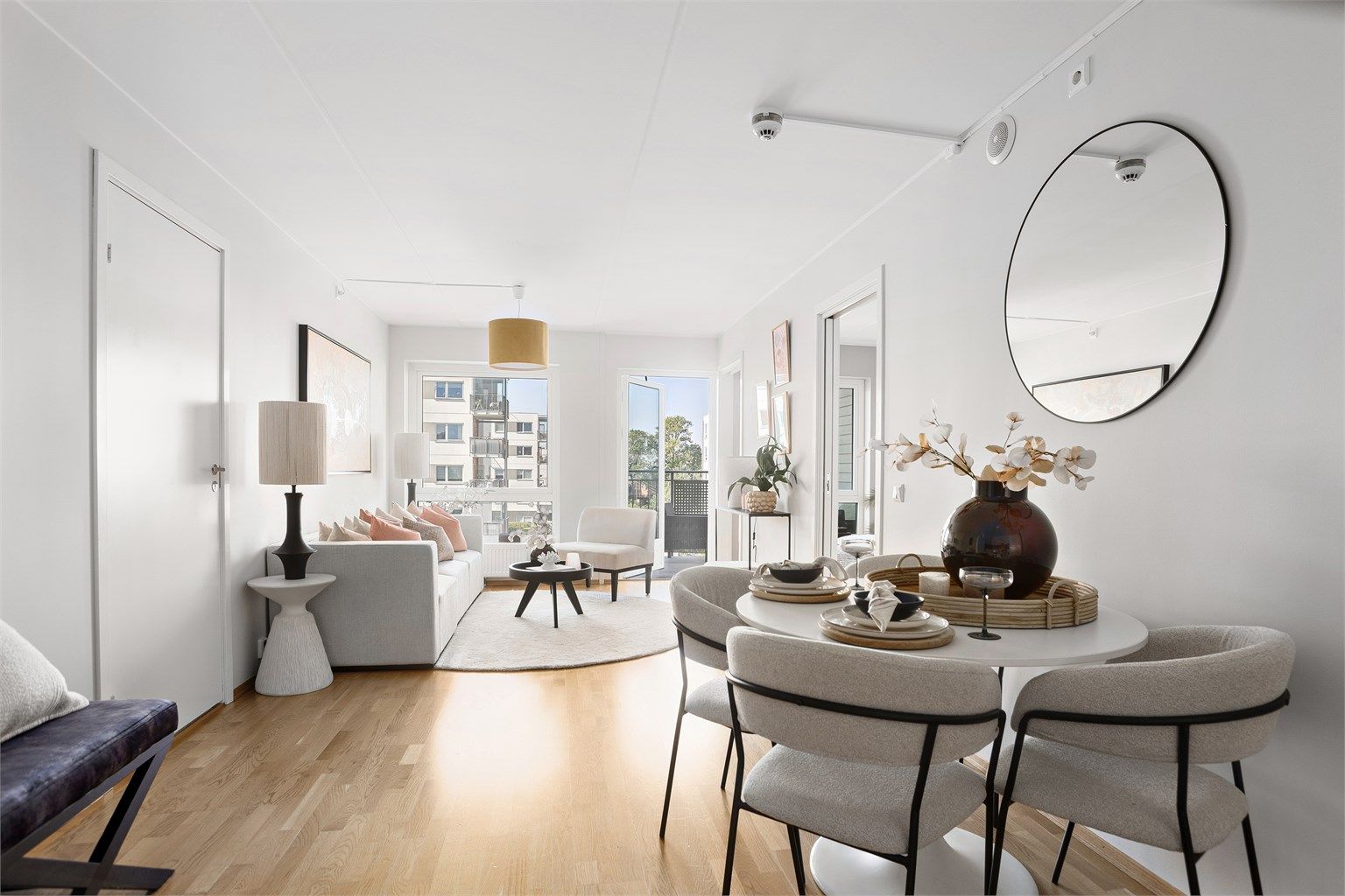 Stue med plass til sittegruppe og spiseplass 