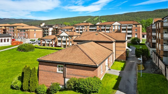 Felles overbygget inngangsparti med videre trappeadkomst til leilighetens etasjeplan (2. etasje - toppetasje).