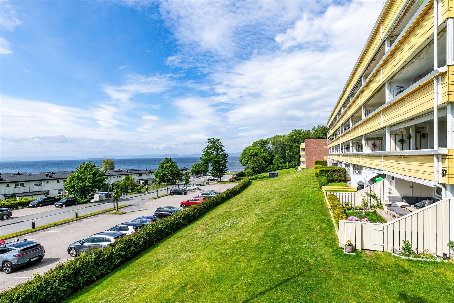 Fra leiligheten er det kun kort rusleavstand ned til idylliske Refsnesstranda, den nærmeste av et rikt antall badesteder på øya.