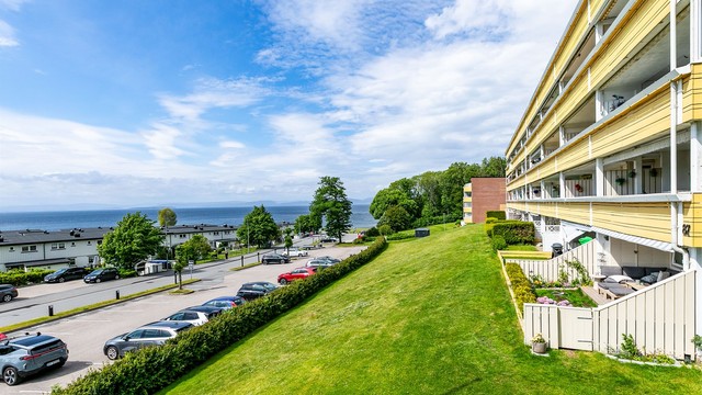 Fra leiligheten er det kun kort rusleavstand ned til idylliske Refsnesstranda, den nærmeste av et rikt antall badesteder på øya.