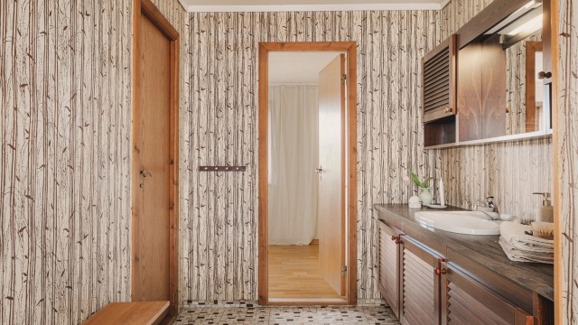 Badet er innredet med servant, toalett og en praktisk dusjnisje. Badet har dør inn fra både gang og hovedsoverom.