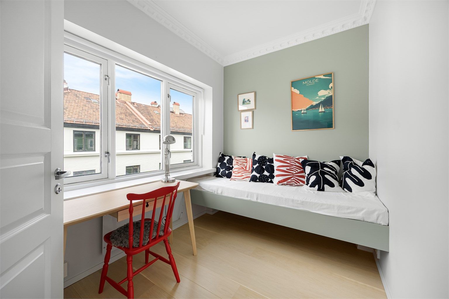 Soverom 2 er også av god størrelse og kan innredes med seng, nattbord og garderobeskap.