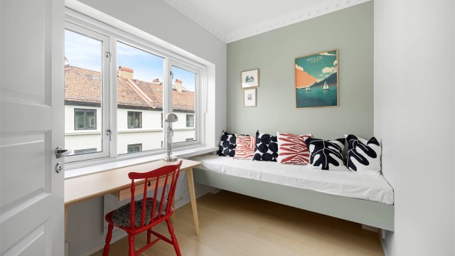 Soverom 2 er også av god størrelse og kan innredes med seng, nattbord og garderobeskap.