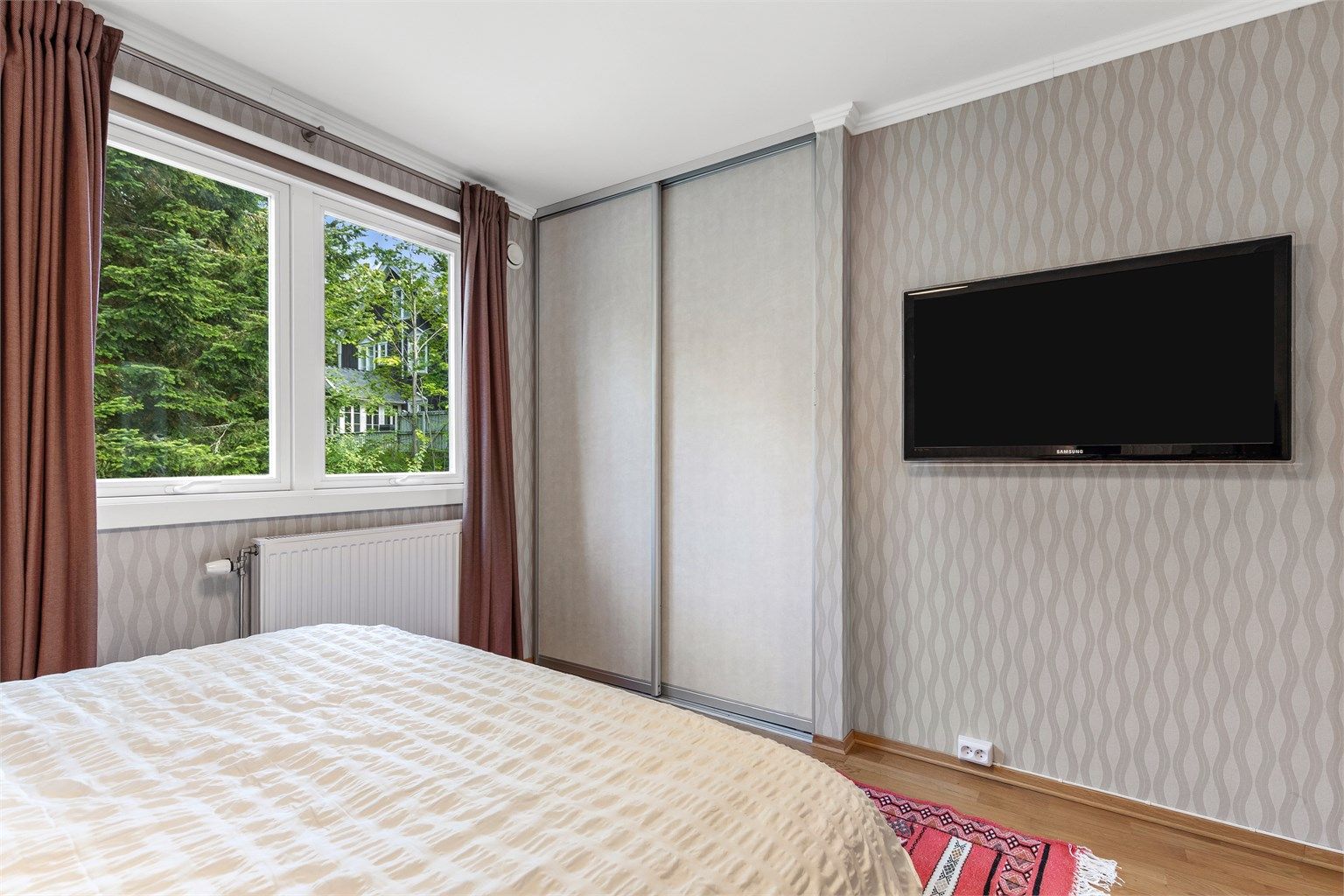 Skyvedørsgarderobe med god plass til oppbevaring.