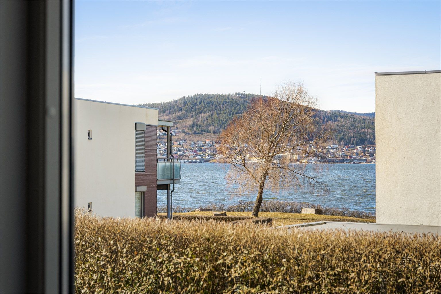 Fra leiligheten har man utsikt mot fjorden og nærområdet.