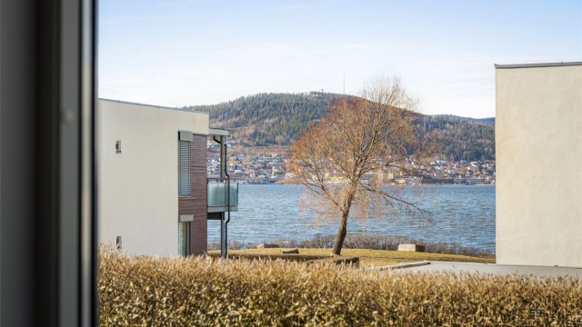 Fra leiligheten har man utsikt mot fjorden og nærområdet.