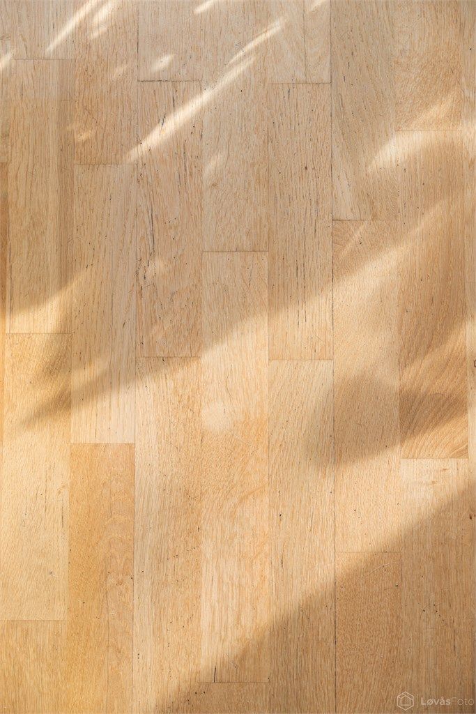 Gjennomgående materialvalg som parkett i de fleste oppholdsrom.