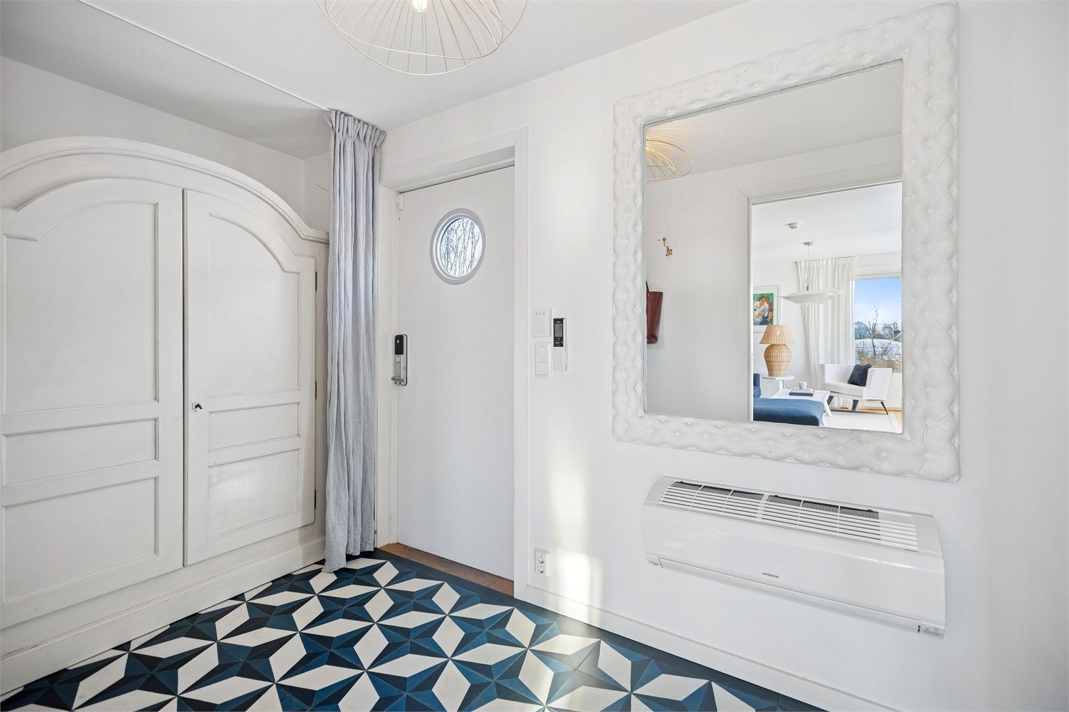 Velkommen inn! Lys og pen entré med god plass til oppbevaring av klær- og sko. 