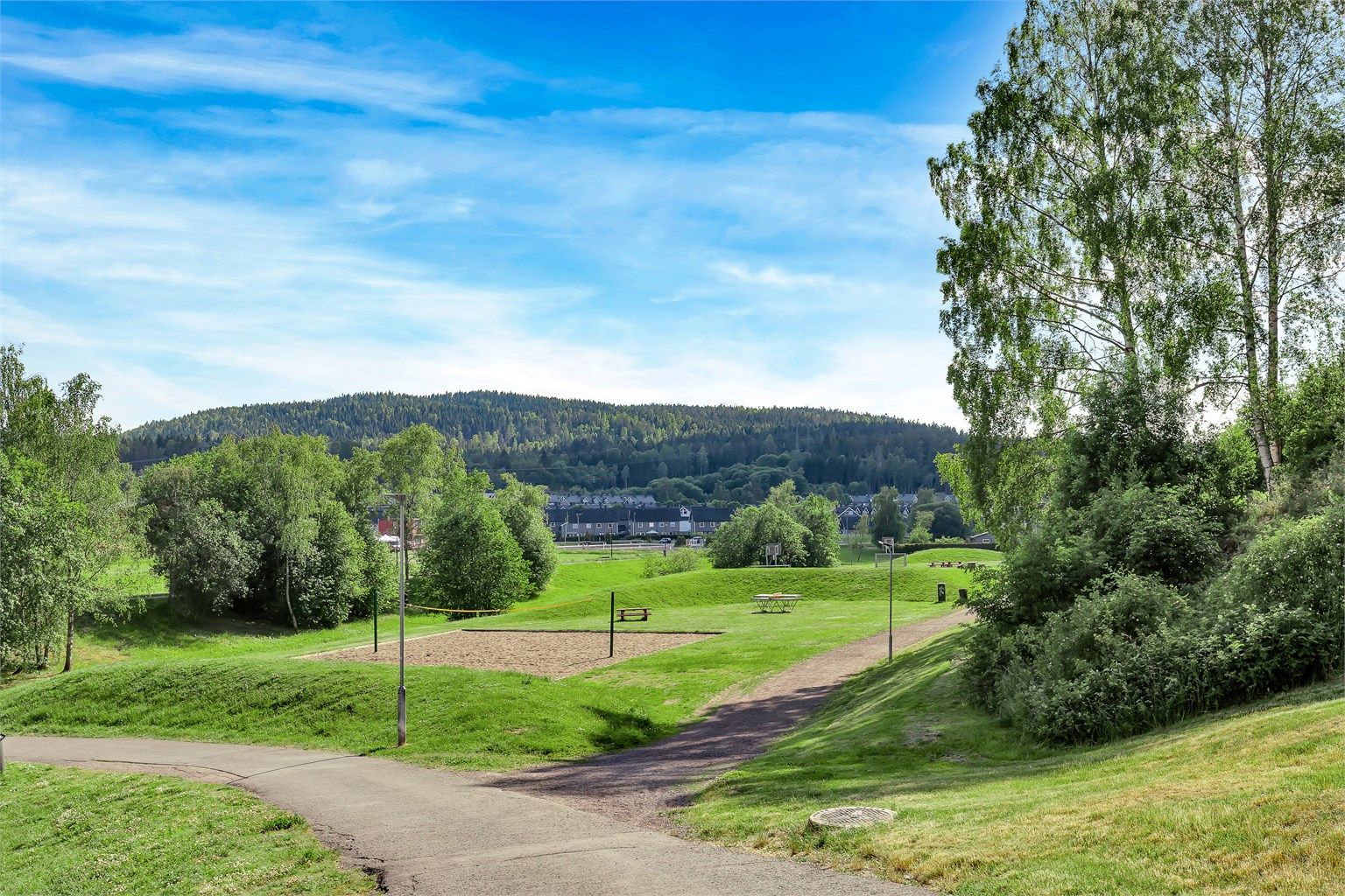 Østmarka ligger rett i nærheten og byr på flotte naturopplevelser og rekreasjonsmuligheter året rundt.