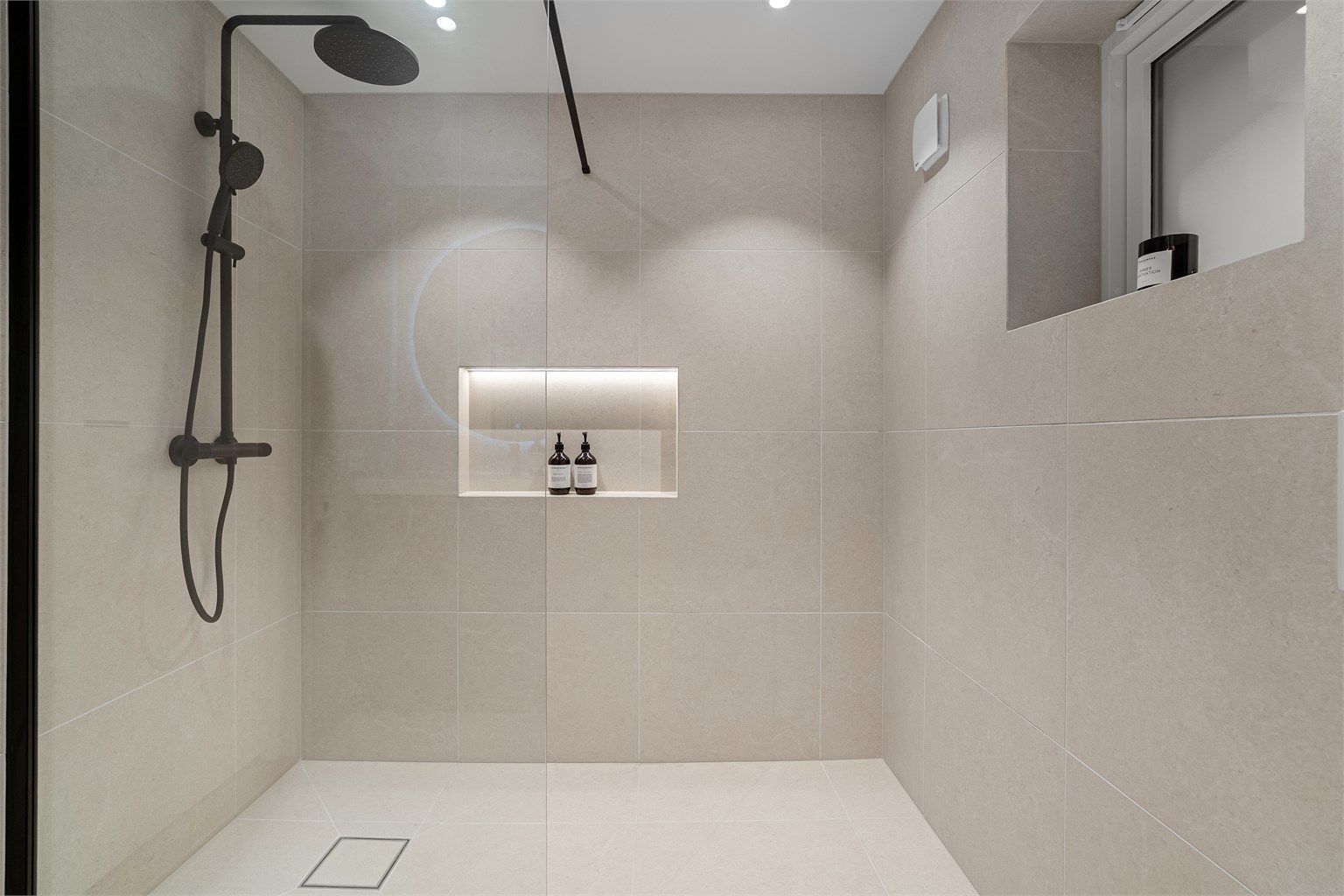 Dusjnisje med glassvegg