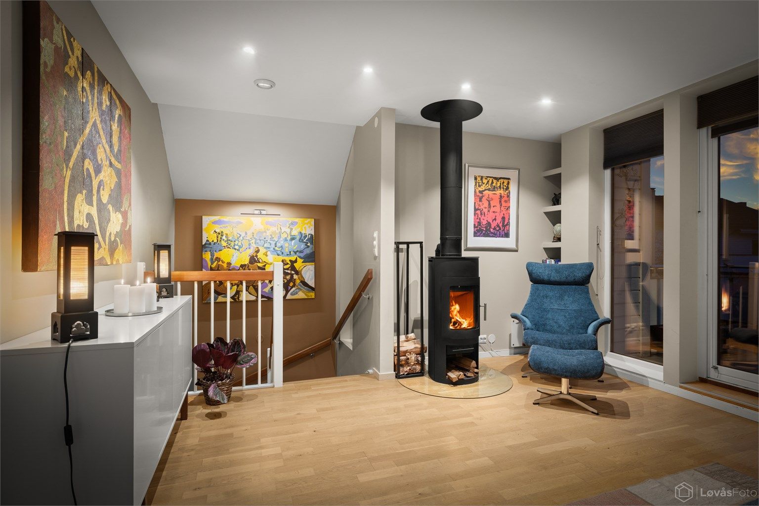 Stuen har parkett på gulvet og en åpen forbindelse til trapperommet.