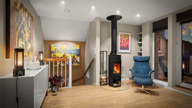 Stuen har parkett på gulvet og en åpen forbindelse til trapperommet.