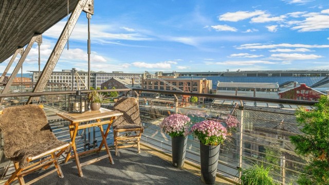 Lys selveierleilighet i byggets øverste etasje, med heisadkomst og balkong mot Dokkbassenget.