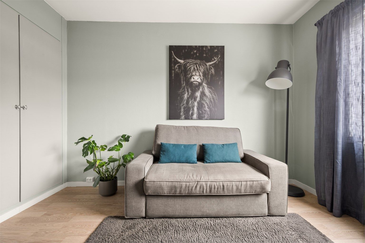 Oppbevaring i plassbygget garderobeskap.