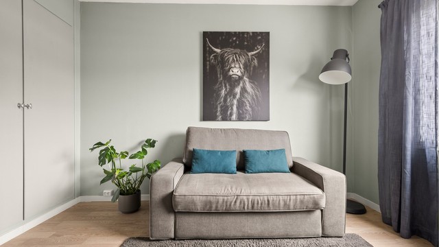 Oppbevaring i plassbygget garderobeskap.