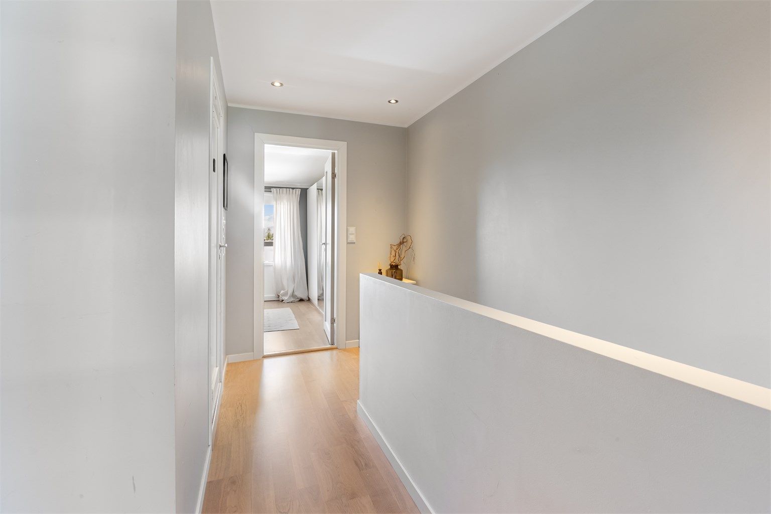 Gang i andre etasje med downlights og loftsluke til kaldt lagringsloft.