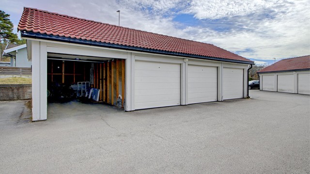 Garasje med plass til én bil - elbil lader i garasjen følger - forøvrig god plass til gjesteparkering på oppmerkede plasser