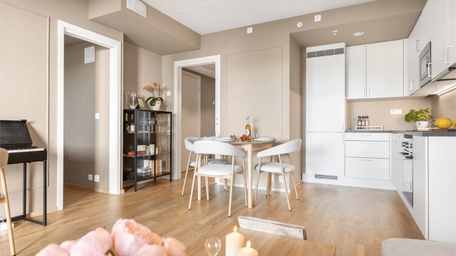 Leiligheten er tilknyttet heis, som gir trinnfri adkomst fra inngangsparti og kjeller.