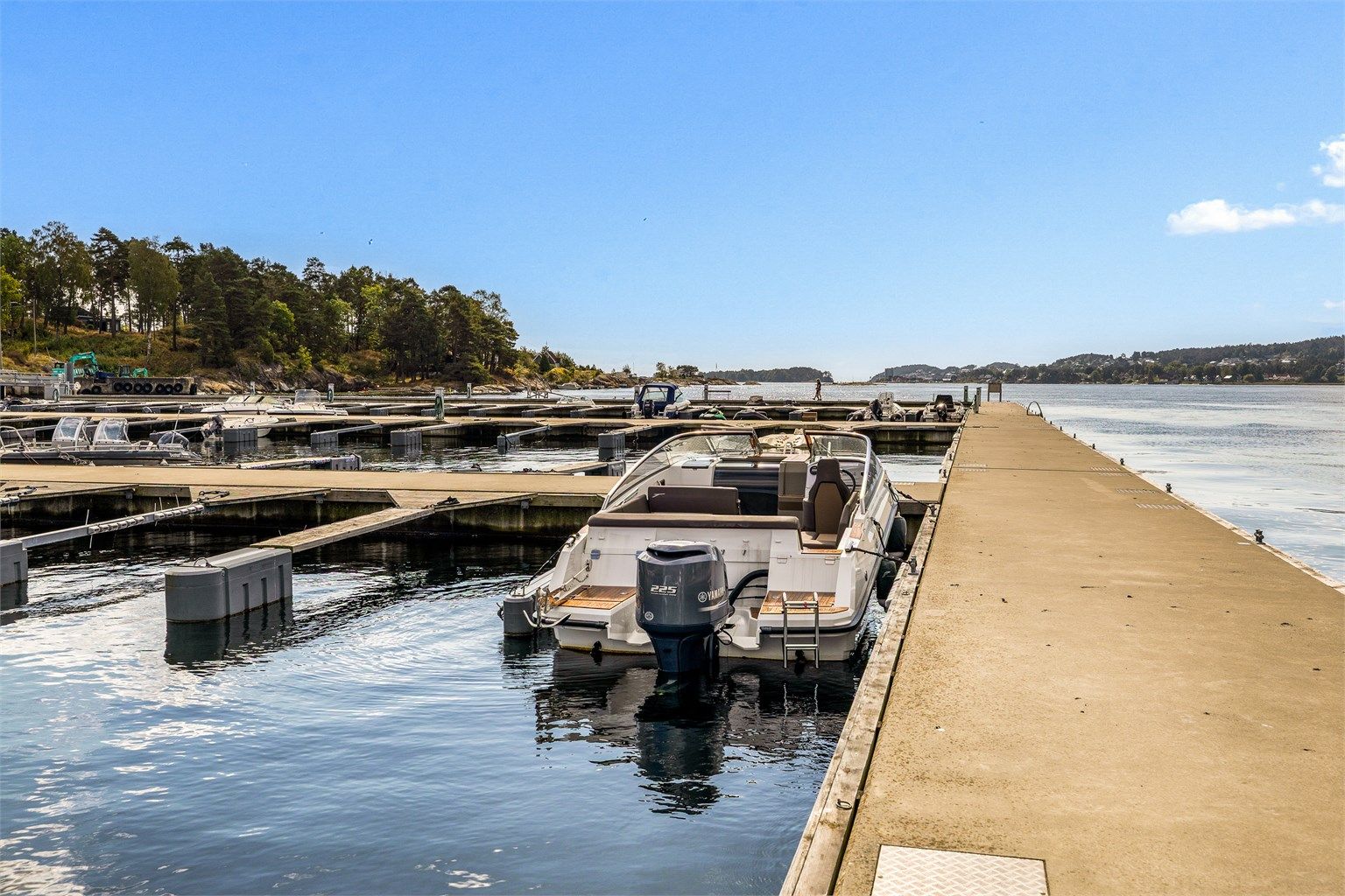 ØYLIV: Båtplassen ligger skjermet og med enkel tilgang til båten. Utenfor bryggeanlegget har bilferga fra Brevik daglige adganger. Se mer informasjon på fergene.no.