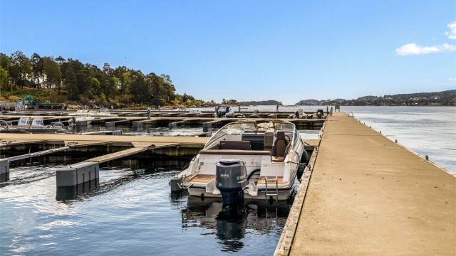 ØYLIV: Båtplassen ligger skjermet og med enkel tilgang til båten. Utenfor bryggeanlegget har bilferga fra Brevik daglige adganger. Se mer informasjon på fergene.no.