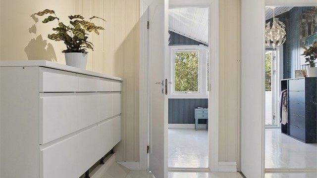 Gang med garderobeløsning foran soverommet i 1. etasje.