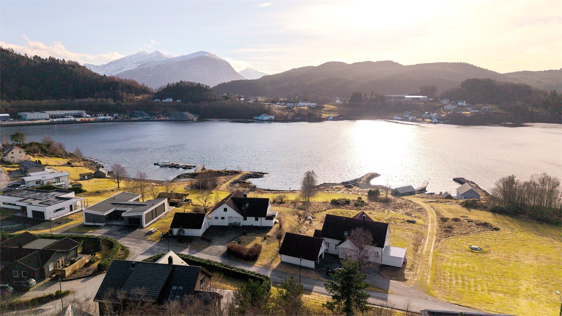 Dronebilde av nærområdet sett fra nord mot syd