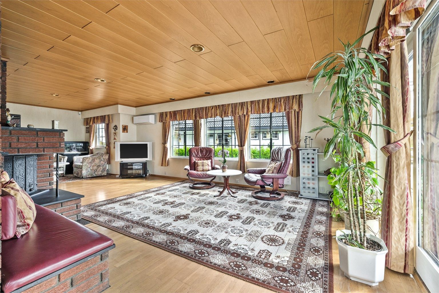 I stuen er det montert varmepumpe som sørger for en jevn og lun innetemperatur året rundt