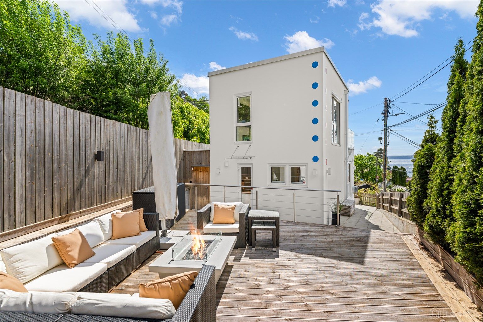 Hele uteområdet er designet for lite vedlikehold og sosial hygge
