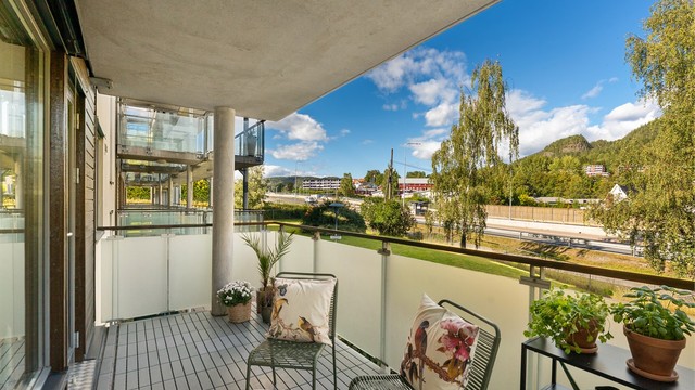 Den sørvendte balkongen har utsikt mot grønne fellesområder.