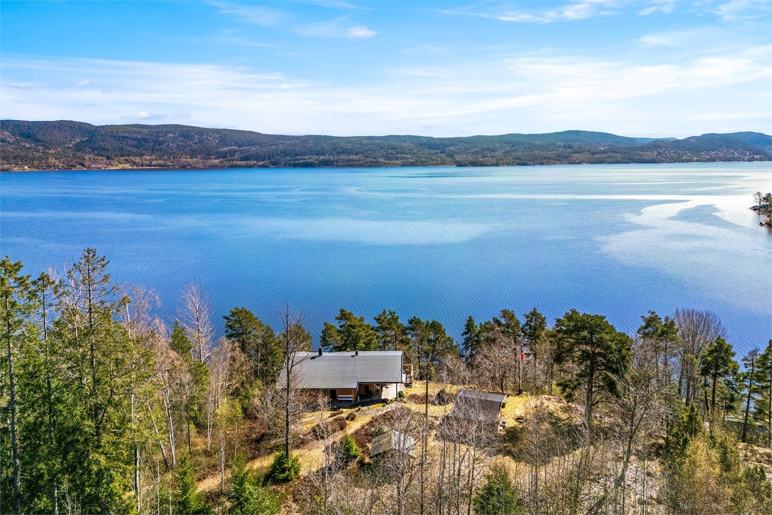 En innbydende sommerhytte med flott fjordutsikt, beliggende høyt og fritt i naturskjønne omgivelser.
Foto: Haiman Askari