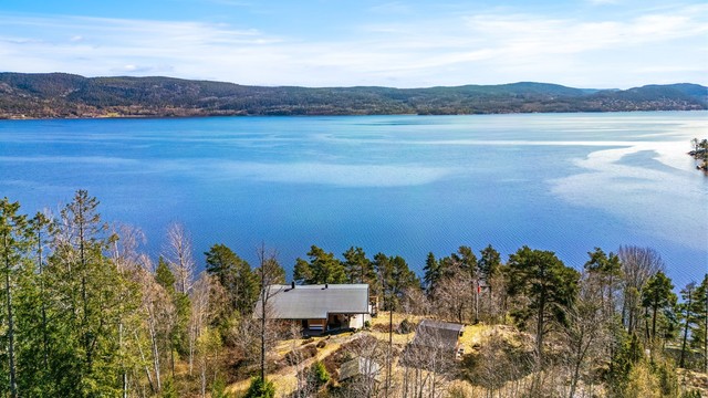 En innbydende sommerhytte med flott fjordutsikt, beliggende høyt og fritt i naturskjønne omgivelser.
Foto: Haiman Askari