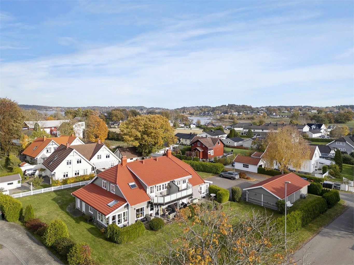En fin beliggenhet på Nøtterøy - på gang- og sykkelsti er det gåavstand til Teie torv og Rosanes med flotte friområder med parker, strand og badesteder. Det er også småbåthavn på Rosanes. Fotograf: Kristian Bollæren ved Fotofinish